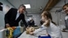 آنتونی بلینکن، وزیر امور خارجه آمریکا، در بازدید از یک بیمارستان کودکان در کی&zwnj;یف همراه با یک سگ مین&zwnj;یاب عکس می&zwnj;گیرد. (٨ سپتامبر ٢٠٢٢)