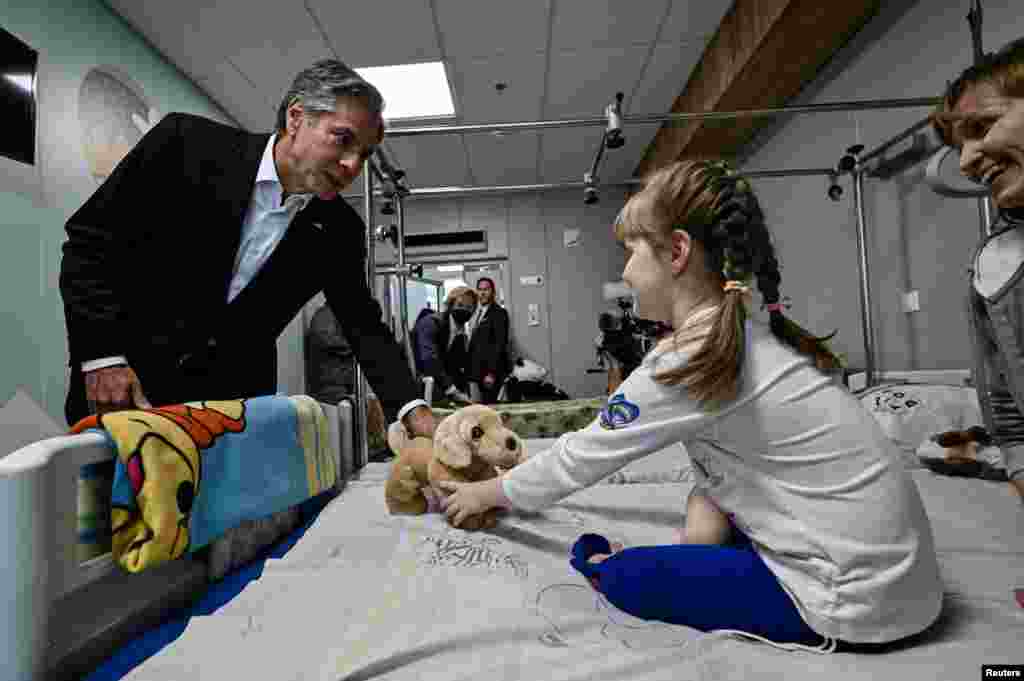 بازدید آنتونی بلینکن، وزیر امور خارجه آمریکا، از یک بیمارستان کودکان در کی&zwnj;یف. (۱۷ شهریور ۱۴۰۱)