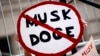 Un manifestante protesta contra Elon Musky DOGE en Los Angeles, California, el 17 de febrero de 2025.