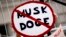Un manifestante protesta contra Elon Musky DOGE en Los Angeles, California, el 17 de febrero de 2025.