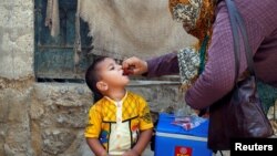 Seorang anak lelaki menerima vaksinasi polio, selama kampanye anti polio, di kawasan pemukiman berpenghasilan rendah di Karachi, Pakistan, 9 April 2018 (foto: REUTERS/Akhtar Soomro)