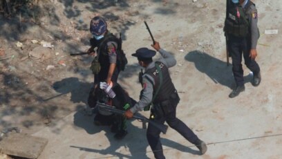 Cảnh sát chống bạo động khống chế một người biểu tình trong khi họ giải tán cuộc biểu tình ở ngoại ô Yangon, Myanmar, ngày 6 tháng 3, 2021.