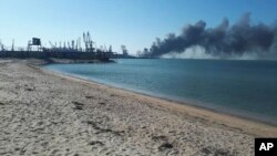 資料照片: 2022年3月24日烏克蘭別爾江斯克港附近俄羅斯砲擊後冒出濃煙