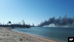 Дым над оккупированным Россией портом Бердянска 24 марта 2022 года. В этот день украинская армия атаковала при помощи ракеты «Точка-У» несколько российских кораблей.