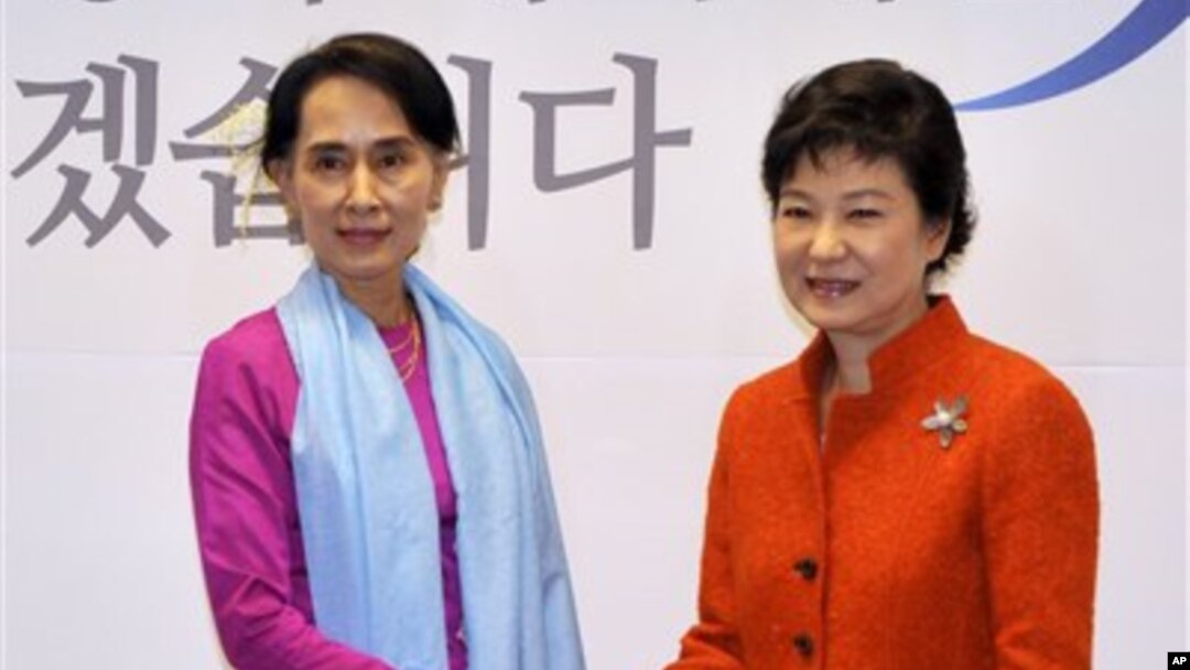 Lãnh tụ đối lập Miến Điện Aung San Suu Kyi và tổng thống đắc cử Hàn Quốc Park Geun-hye gặp nhau tại Seoul, ngày 29/1/2013.