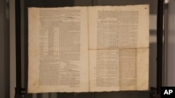 Una copia de 1787 de la Constitución de los Estados Unidos que se vendió por 9 millones de dólares se exhibe en Brunk Auctions en Asheville, Carolina del Norte, el jueves 17 de octubre de 2024. (AP)