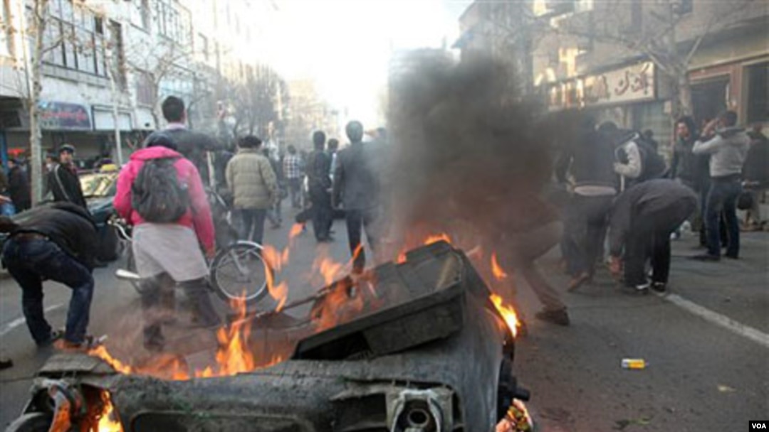 Demonstran Iran anti-pemerintah melakukan aksi pembakaran di kota Teheran, Iran (2/14)