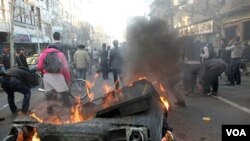 Demonstran Iran anti-pemerintah melakukan aksi pembakaran di kota Teheran, Iran (2/14)