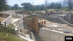 Aktivitas kegiatan rehabilitasi dan rekonstruksi saluran irigasi Gumbasa yang sempat mengalami kerusakan 70 persen akibat gempa bumi pada 2018. Perbaikan Irigasi Gumbasa dilakukan dalam empat tahap hingga rampung sepenuhnya pada 2022. (Foto: VOA/Yoanes)