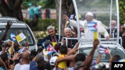 Francisco visitó el lunes el templo de la patrona de Cuba, la Virgen de la Caridad del Cobre. 