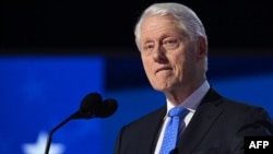 ARCHIVO - El expresidente estadounidense Bill Clinton habla en el tercer día de la Convención Nacional Demócrata en el United Center en Chicago, Illinois, el 21 de agosto de 2024.