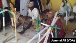 Wani mutum yana saka a Agayawa jihar Katsina Nigeria.