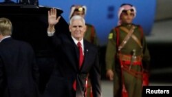 Potpredsednik Majk Pens po dolasku u Aman, Jordan
