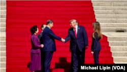 美国之音记者利平现场报道特朗普夫妇陪同习近平夫妇参观国家档案馆后道别