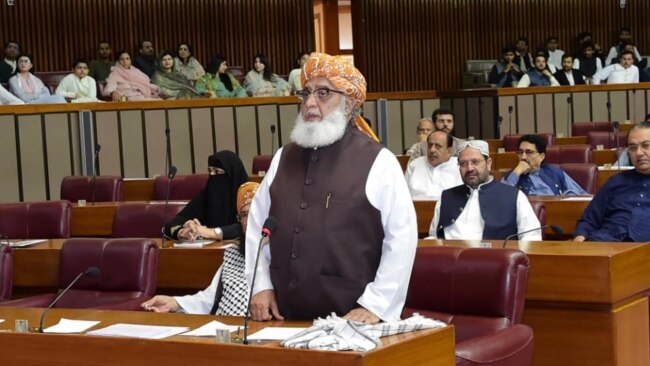 مجوزہ آئینی ترمیم مؤخر: حکومت مولانا فضل الرحمان کو منانے میں ناکام کیوں رہی؟
