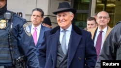 Roger Stone (tengah), mantan penasihat kampanye Presiden Donald Trump, meninggalkan pengadilan di Washington DC, usai pembacaan vonis hukuman, 20 Februari 2020. (Foto: Reuters)