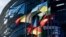 Прапори країн ЄС та України біля будівлі Європарламенту у Страсбурзі, 5 жовтня 2022. AP Photo/Jean-Francois Badias