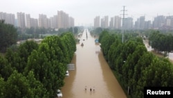 Una vista aérea muestra una avenida inundada tras las fuertes lluvias en Zhengzhou, provincia de Henan, China, el 23 de julio de 2021.