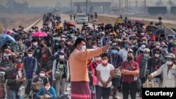 မတ်လ ၃၁ရက်နေ့ ပြန်လာတဲ့မြန်မာရွှေေြ့ပာင်းအလုပ်သမားများ (ပုံ-ကရင်ပြည်နယ် လွှတ်တော်ကိုယ်စားလှယ် ဦးသန့်ဇင်အောင်)