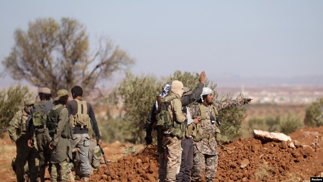Pemberontak Suriah berkumpul sebelum melancarakan serangan ke al-Bab, utara Suriah, 26 Oktober 2016 (Foto: dok). Serangan ISIS di kota al-Bab, Suriah, menewaskan sedikitnya 30 orang sipil yang sedang berupaya melarikan diri dan melukai banyak lainnya hari Minggu (25/12).