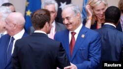 Libya'nın doğusundaki güçleri kontrol eden Halife Hafter ve Fransa Cumhurbaşkanı Emmanuel Macron. 