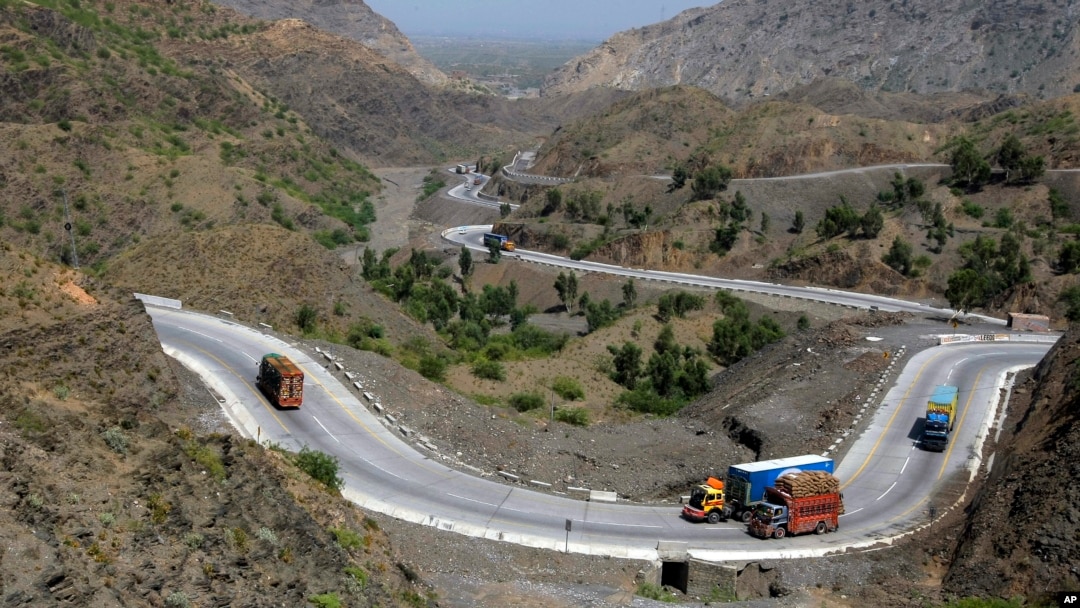 Yuk tashuvchi mashinalar Torxam chegara punkti yaqinida, Afg'onistonga yo'l olgan, 18-iyun, 2016-yil.