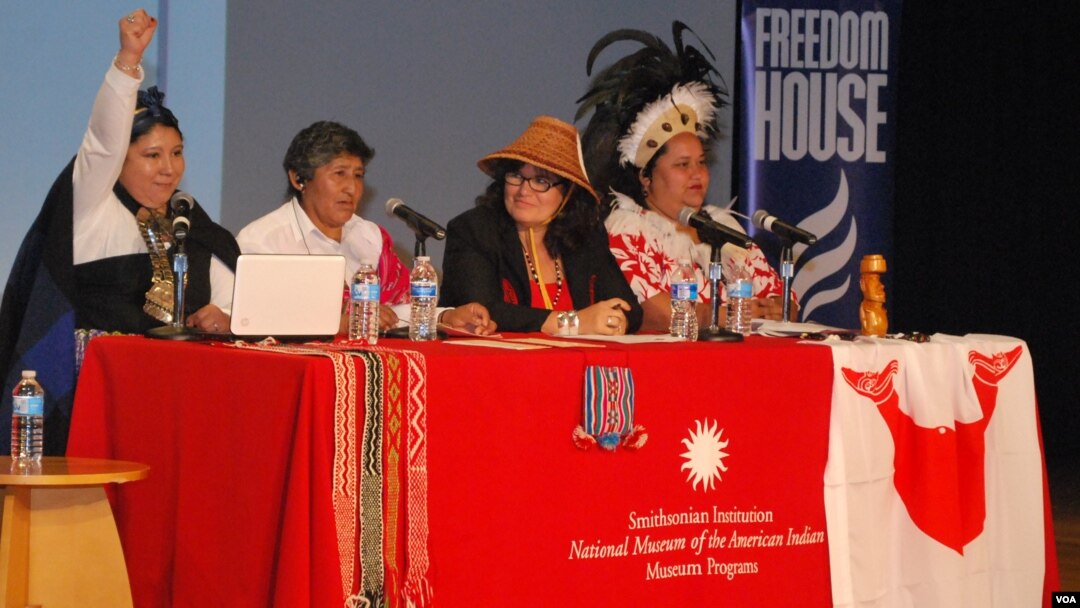De izquierda a derecha, María Francisca Collipal, Sonia Ávalos, Jacqueline Pata y Anakena Manutomatoma, durante el foro sobre empoderamiento de la mujer indígena chilena en Washington.