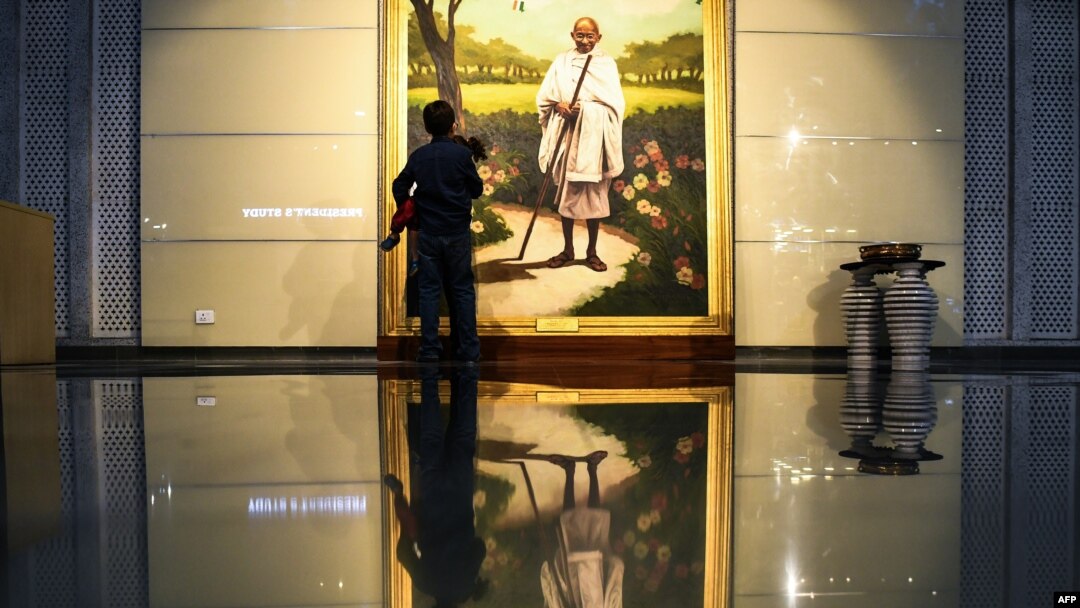 Seorang anak sedang memperhatikan lukisan ikon perjuangan kemerdekaan India, Mahatma Gandhi, yang dipamerkan di Museum President's House di New Delhi, India, 28 Juli 2018.