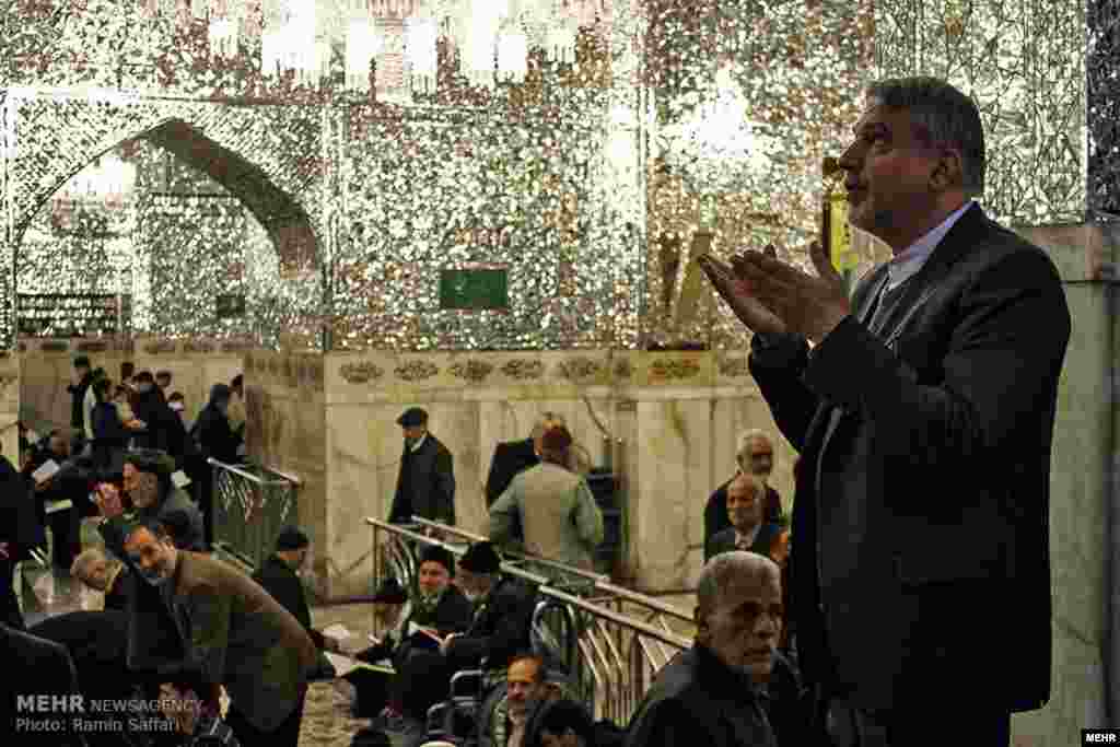 رضا صالحی امیری وزیر فرهنگ و ارشاد اسلامی در حرم امام هشتم شیعیان. عکس: رامین صفاری