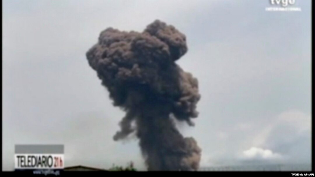 Foto dari gambar video TVGE tampak asap membubung dari ledakan di barak militer di Bata, Guinea Khatulistiwa, MInggu, 7 Maret 2021. (Foto: TVGE via AP)
