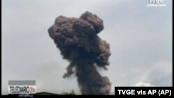 Foto dari gambar video TVGE tampak asap membubung dari ledakan di barak militer di Bata, Guinea Khatulistiwa, MInggu, 7 Maret 2021. (Foto: TVGE via AP)