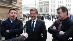 Kepala koki Joan Roca (tengah) dari Restoran El Celler De Can Roca di Girona, Spanyol, didampingi adik-adiknya Jordi (kiri) dan Josep berbicara dengan wartawan sebelum pengumuman 50 Restoran Terbaik Dunia di London. (AP/Lefteris Pitarakis)