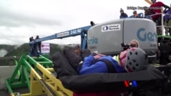 ပလစ်စတစ်တွေရောင်းတယ်ဝယ်တယ်၊ ပေ ၈၀၀ တံတားကနေ ခုန်ချသူတွေ