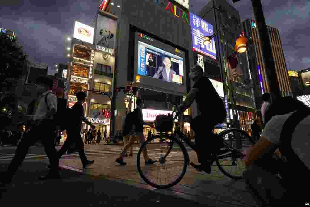 17일 일본 도쿄에 설친 대형 전광판에 스가 요시히데 총리의 신종 코로나바이러스 사태 대응 관련 기자회견이 중계되고 있다.