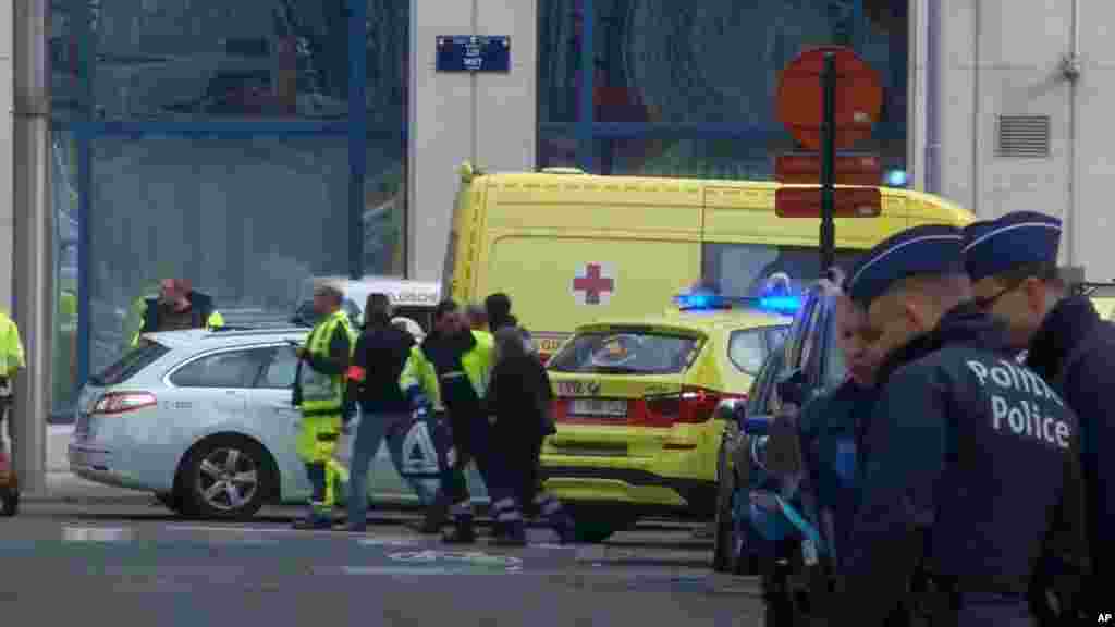 Services de sécurité près de la station de métro où a eu lieu une des explosions à Bruxelles, le 22 mars 2016.