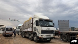 کامیون‌های حامل کمک روز چهارشنبه ۲۴ آبان ۱۴۰۲ در بحبوحه نبردهای جاری بین اسرائیل و حماس، وارد رفح در جنوب نوار غزه شدند.