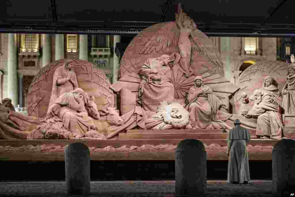 El Papa Francisco reza frente a un pesebre después de celebrar la misa de la víspera de un año nuevo en la Basílica de San Pedro en el Vaticano, el 31 de diciembre de 2018. 