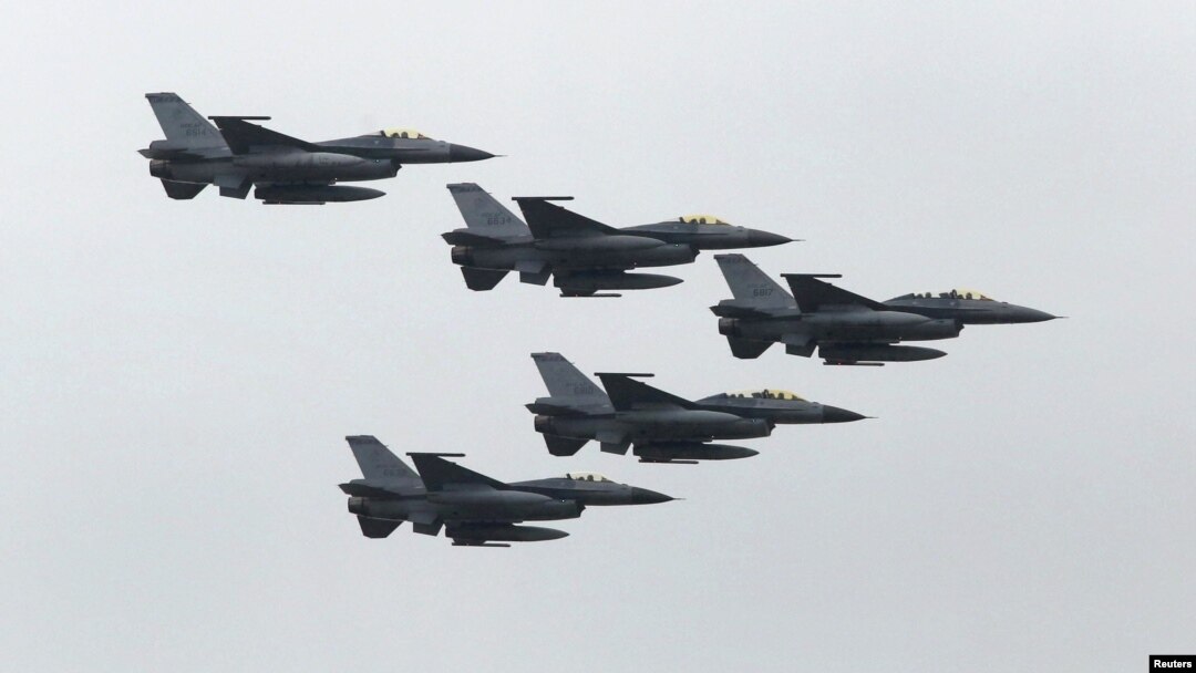 Taiwan Air Force's F-16 fighter jets fly during the annual Han Kuang military exercise at an army base in Hsinchu, northern Taiwan, July 4, 2015. 