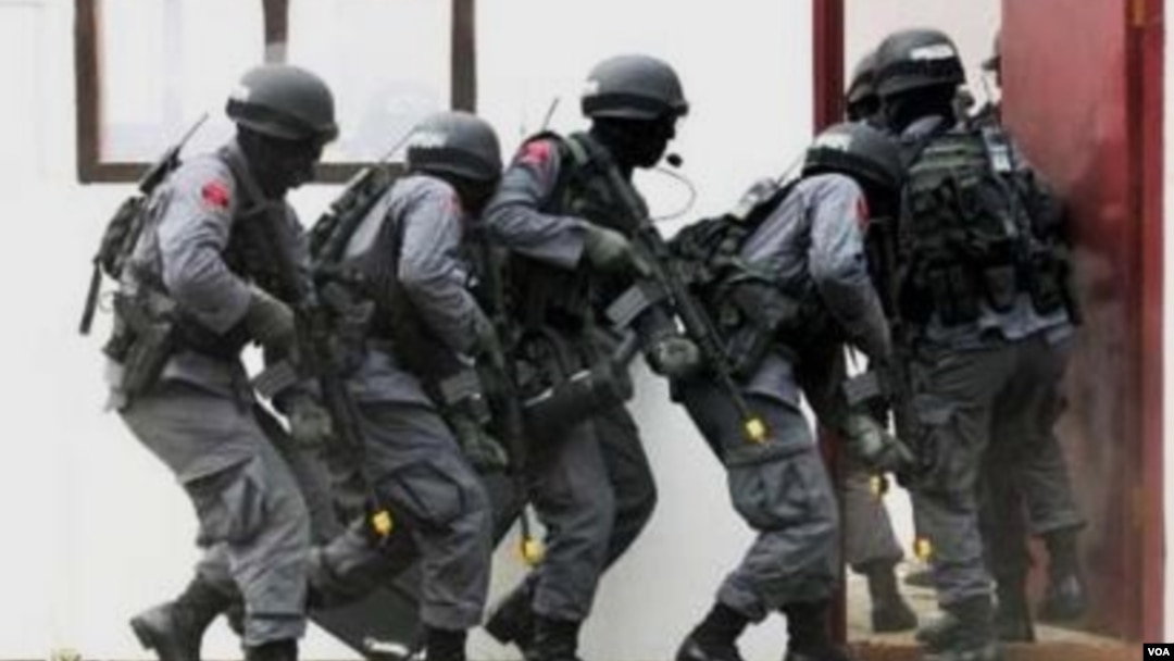Anggota Densus 88 dalam latihan operasi penyergapan. Gencarnya operasi anti terorisme oleh Densus 88 ikut menyumbang kasus peningkatan pelanggaran HAM di Indonesia.