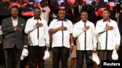 A Nairobi, le 20 avril, les dirigeants de l'opposition kenyane (de gauche à droite), Musalia Mudavadi, Raila Odinga, Isaac Ruto, Kalonzo Musyoka et Moses Wetangula entonnent l'hymne national après avoir annoncé leur "Super Alliance" en vue des élections générales de 2017.