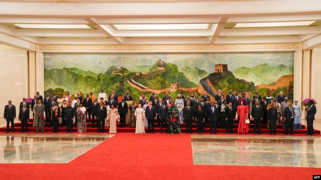 Rais wa China Xi Jinping (Katikati) na mkewe Peng Liyuan wakiwa katika picha ya pamoja na viongozi wa Afrika kabla ya hafla ya chakula cha usiku katika Jukwa la Ushirikiano kati ya China na Afrika (FOCAC) nchini China.