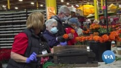 Volunteers Prepare Colorful Floats for California Rose Parade