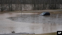 Sebuah kendaraan tampak terendam banjir yang melanda wilayah Clarksville, Tennessee, pada 16 Februari 2025. (Foto: AP/George Walker IV)