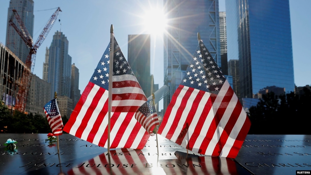 Banderas estadounidenses decoran el Memorial al 9/11 en el vigésimo aniversario de los ataques del 11 de septiembre en Manhattan, Nueva York, EE. UU., 11 de septiembre de 2021.