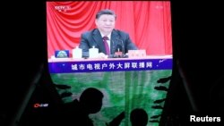 北京街头巨型屏幕播放的中国领导人习近平参加中共19届六中全会的图像。（2021年11月11日）