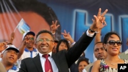 Le président malgache Hery Rajaonarimampianina (à gauche), dans la foule avec son épouse Lalao (à droite) lors d’une campagne électorale à Antananarivo (Madagascar) en octobre 2013.