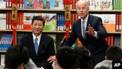 El vice presidente de EE.UU. Joe Biden, junto a su homólogo chino Xi Jinping en una escuela internacional en China, en donde se preparan a estudiantes para luego cursar sus estudios superiores en EE.UU.