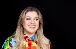 Penyanyi dan aktris Kelly Clarkson berpose untuk sebuah potret di Four Seasons Hotel di Los Angeles, 14 April 2019. (Foto: Rebecca Cabage/Invision/AP)