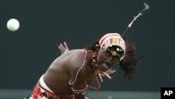 Komunitas pribumi di Australia memperkenalkan olah raga Touch Football Carnival di Hobart, Tasmania, sebagai acara puncak dari program tahunan mereka. (Foto: AP)
