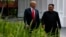 Tổng thống Mỹ Trump đi cùng lãnh tụ Triều Tiên Kim trên đảo Sentosa, Singapore, 12/6/2018. 